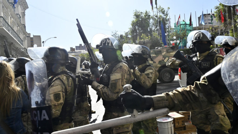 Tropas militares se despliegan frente al Palacio Quemado en la Plaza de Armas de La Paz (Bolivia) el 26 de junio de 2024. (Aizar Raldes/AFP vía Getty Images)