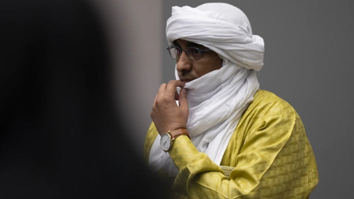 Al Hassan Ag Abdoul Aziz Ag Mohamed Ag Mahmoud se levanta mientras los jueces entran en la sala de la Corte Penal Internacional en La Haya, Países Bajos, miércoles 26 de junio de 2024. (AP Photo/Peter Dejong, Pool)