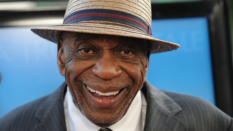 El actor Bill Cobbs llega al estreno de "Get Low" en Los Ángeles el 27 de julio de 2010 en la Academia de las Artes y las Ciencias Cinematográficas en Beverly Hills, California. (Robyn Beck/AFP vía Getty Images)