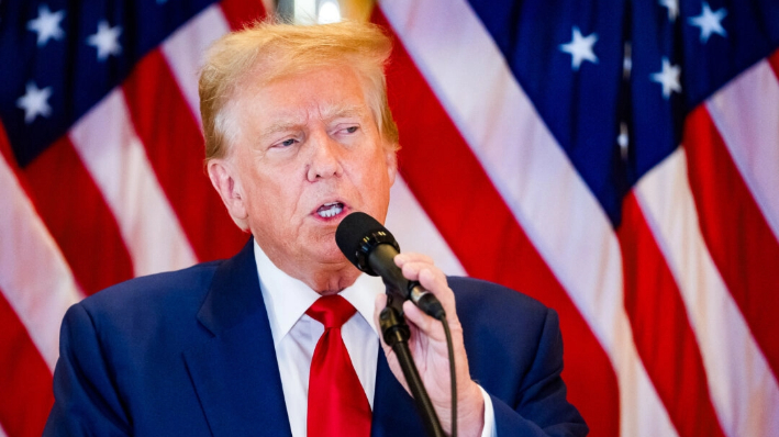 El expresidente y candidato presidencial republicano Donald Trump habla durante una rueda de prensa en la Torre Trump de Nueva York el 31 de mayo de 2024. (David Dee Delgado/Getty Images)