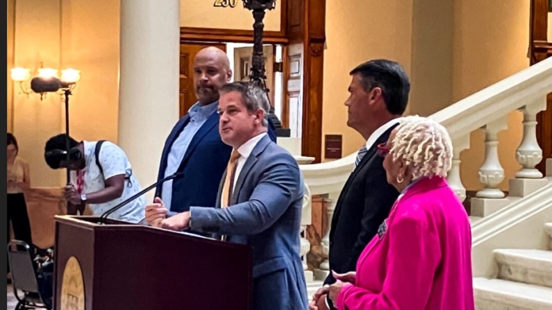 El exrepresentante Adam Kinzinger (C), republicano de Illinois, habla en una rueda de prensa con el oficial de policía del Capitolio Harry Dunn (L), el ex vicegobernador de Georgia, Geoff Duncan, (2º R), y la senadora estatal demócrata Gloria Butler en el Capitolio del Estado de Georgia en Atlanta el 26 de junio de 2024. (Janice Hisle/The Epoch Times)