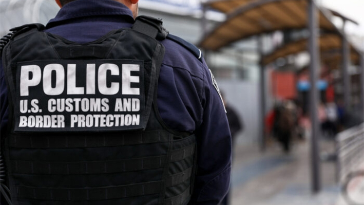 Agentes de Aduanas y Protección Fronteriza revisan a los peatones mientras salen de México hacia el área de aduanas de los Estados Unidos en el lado este del puerto de entrada de San Ysidro en Tijuana, México, el 19 de noviembre de 2018. (Charlotte Cuthbertson/The Epoch Times)
