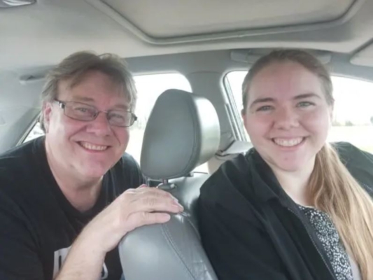 Calvin Zastrow y su hija, Eva Zastrow, hacen una pausa en Indiana durante un viaje por carretera desde su casa en Michigan a una corte federal en Nashville, Tennessee, el 1 de abril de 2024. (Cortesía de Trish Zastrow)