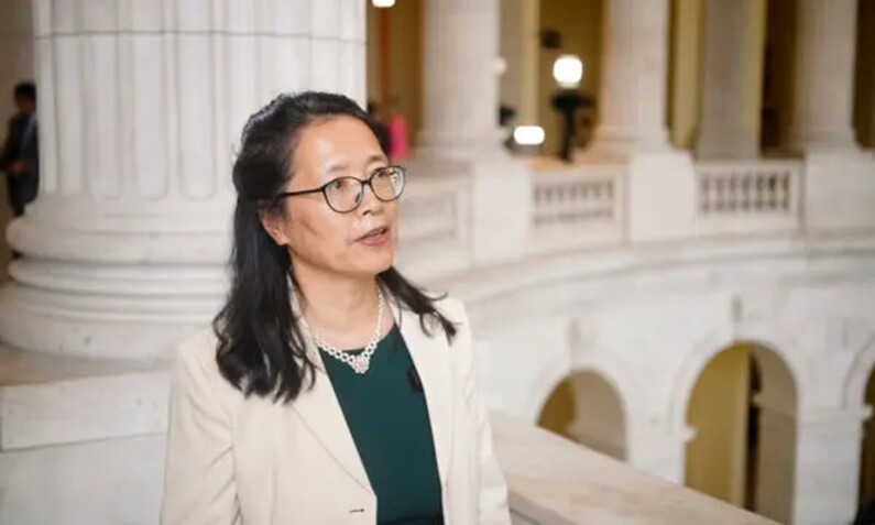 Zhang Yuhua, practicante de Falun Gong, habla tras reunirse con funcionarios del Departamento de Estado en la presentación del informe sobre libertad religiosa, en Washington, el 26 de junio de 2024. (Alex Martin/NTD)