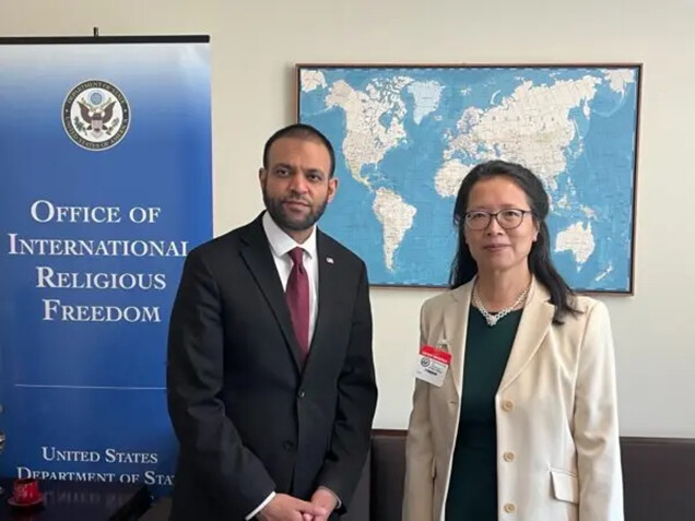 Rashad Hussain (izq.), embajador especial para la libertad religiosa internacional, y la practicante de Falun Dafa, Zhang Yuhua, en la presentación del informe sobre libertad religiosa del Departamento de Estado, en Washington, el 26 de junio de 2024. (Cortesía de Zhang Yuhua)