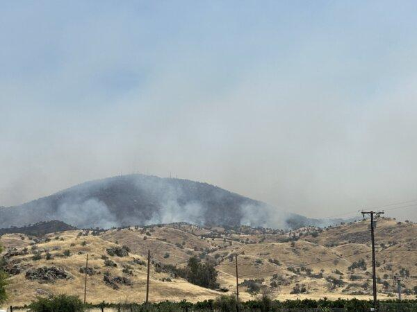 El humo del incendio Flash oscurece Bear Mountain en Yokuts Valley, California, el 26 de junio de 2024. (Summer Lane/The Epoch Times)