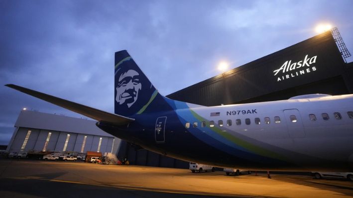 Un avión Boeing 737 Max 9 de Alaska Airlines con un tapón de puerta espera la inspección en el hangar de la aerolínea en el Aeropuerto Internacional de Seattle-Tacoma el miércoles 10 de enero de 2024, en SeaTac, Wash. (AP Photo/Lindsey Wasson)