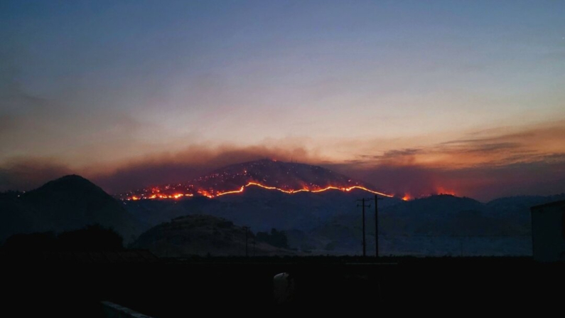 El incendio Flash ilumina Bear Mountain en Yokuts Valley, California, el 25 de junio de 2024. (Summer Lane/The Epoch Times)
