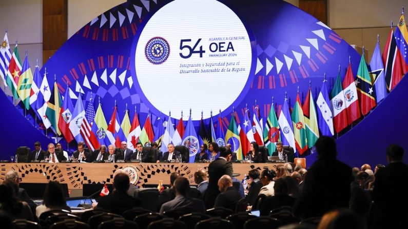 Representantes de los países miembros de la Organización de Estados Americanos (OEA) participan de la Primera Sesión Plenaria durante la 54ª Asamblea General de la OEA, en el Centro de Convenciones de la Conmebol, el 27 de junio de 2024, en Luque (Paraguay). EFE/ Bienvenido Velasco