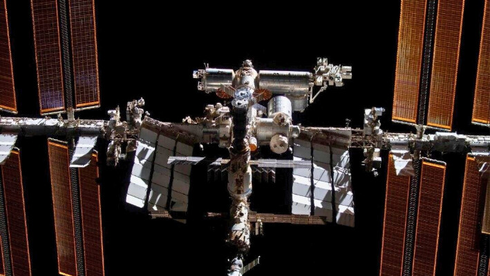 La Estación Espacial Internacional desde el SpaceX Crew Dragon Endeavor durante un sobrevuelo del laboratorio orbital que tuvo lugar luego de su desacoplamiento del puerto orientado al espacio del módulo Harmony, el 8 de noviembre de 2021. (NASA vía AP)
