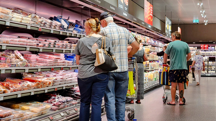 Varias personas compran en un supermercado, en esta foto de archivo. (Susan Mortimer/The Epoch Times)
