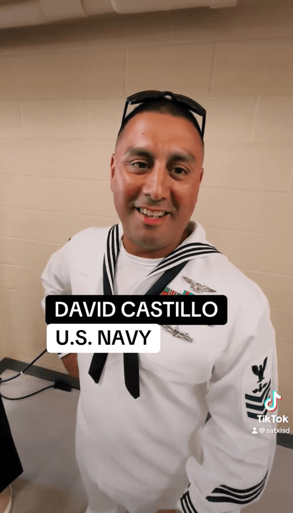 El suboficial de primera clase Castillo se encuentra destinado en el portaaviones USS Theodore Roosevelt. 