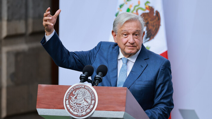 El presidente Andrés Manuel López Obrador dijo este jueves que defenderá el derecho del país de explotar el Litio. Foto de archivo del presidente de México, Andrés Manuel López Obrador en Palacio Nacional el 11 de junio de 2024 en Ciudad de México, México. (Hector Vivas/Getty Images)