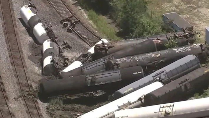 Vagones de tren apilados tras un descarrilamiento en Matteson, Illinois, el 27 de junio de 2024. (WLS vía The Associated Press)
