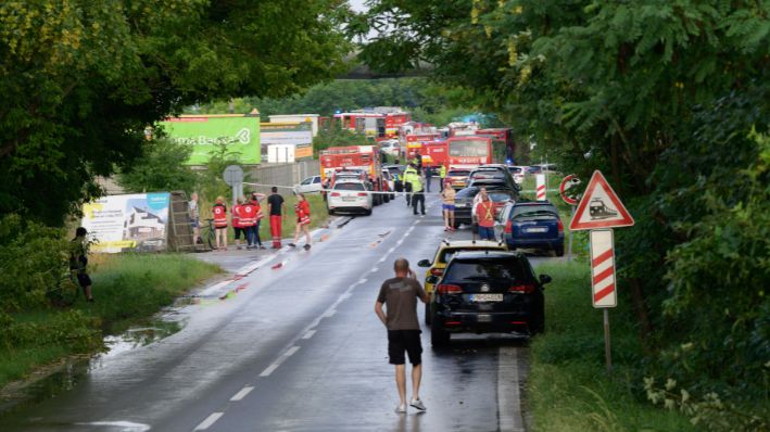 Vehículos de bomberos y vehículos de emergencia en el lugar de la colisión de un autobús con un tren cerca de la ciudad de Nove Zamky, Eslovaquia, jueves 27 de junio de 2024. (Henrich Misovic/TASR vía AP)
