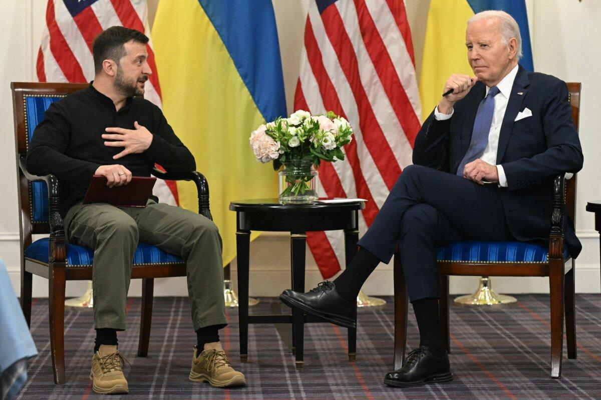 El presidente Joe Biden (d) y el presidente ucraniano Volodímir Zelenski mantienen una reunión bilateral en el Hotel Intercontinental de París el 7 de junio de 2024. (Saul Loeb/AFP vía Getty Images)