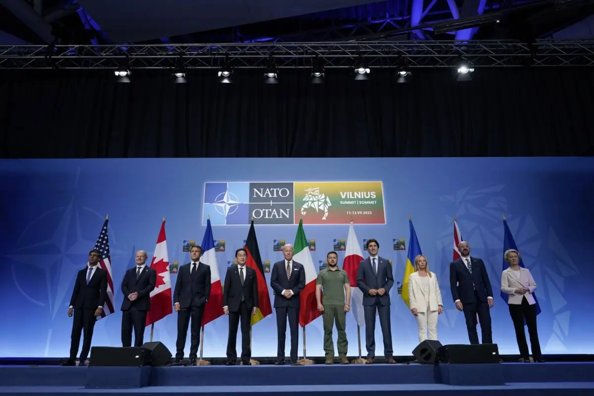 El presidente Joe Biden (5º izq.) junto al presidente ucraniano Volodymyr Zelensky (5º dcha.) y líderes europeos durante la Cumbre de la OTAN en Vilna, Lituania, el 12 de julio de 2023. (Susan Walsh/Foto AP)