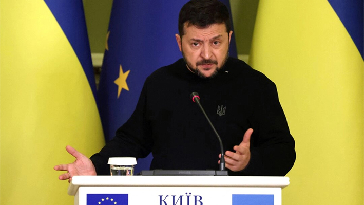 El presidente ucraniano Volodímir Zelenski habla durante una rueda de prensa conjunta con el presidente de la Comisión Europea tras sus conversaciones en Kiev, Ucrania, el 4 de noviembre de 2023. (Anatoli Stepanov/AFP vía Getty Images)
