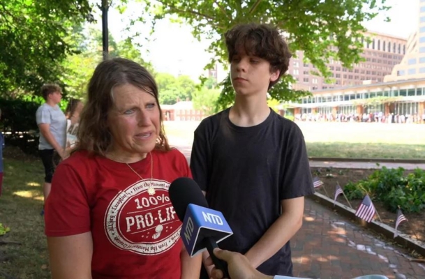 Una enfermera titulada, Jean Fischer, asiste con su hijo a la 4ª Marcha Anual por la Vida y a la Concentración en el Independence Mall de Filadelfia, Pensilvania, el 22 de junio de 2024. (William Huang/The Epoch Times)