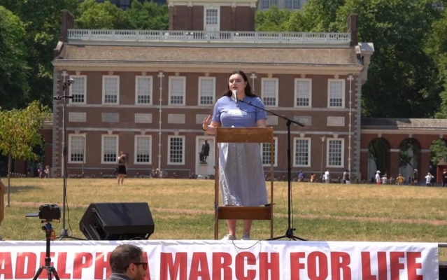 Lisa Eshleman, Directora de Programas y Currículo de Generation Life, habla en la manifestación de la 4ª Marcha Anual por la Vida y el Rally en el Independence Mall de Filadelfia, Pensilvania, el 22 de junio de 2024. (William Huang/The Epoch Times)