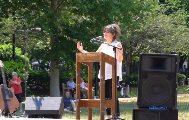 Christine Flowers, abogada de Filadelfia, habla en el mitin de la 4ª Marcha Anual por la Vida en el Independence Mall de Filadelfia, Pensilvania, el 22 de junio de 2024. (William Huang/The Epoch Times)