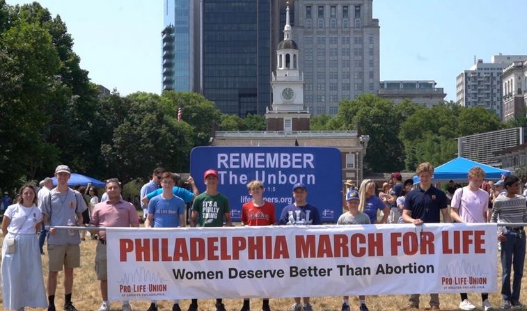 Miembros de Pro-Vida Union of Greater Philadelphia asistieron a la 4ª Marcha Anual por la Vida y Rally en Independence Mall en Filadelfia, Pensilvania, el 22 de junio de 2024. (William Huang/The Epoch Times)