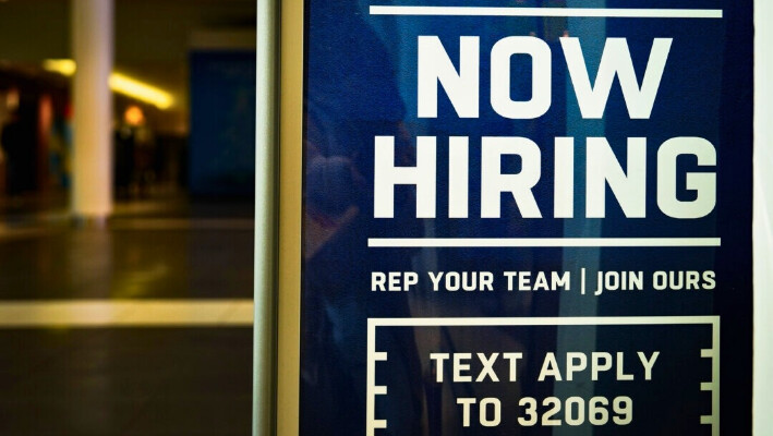 Un cartel de contratación en el Fashion Center del centro comercial Pentagon City en Arlington, Virginia, el 3 de enero de 2024. (Madalina Vasiliu/The EpochTimes)