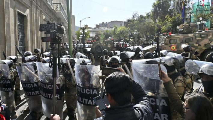 Tropas militares se despliegan frente al Palacio Quemado en la Plaza Murillo de La Paz el 26 de junio de 2024. (AIZAR RALDES/AFP via Getty Images)