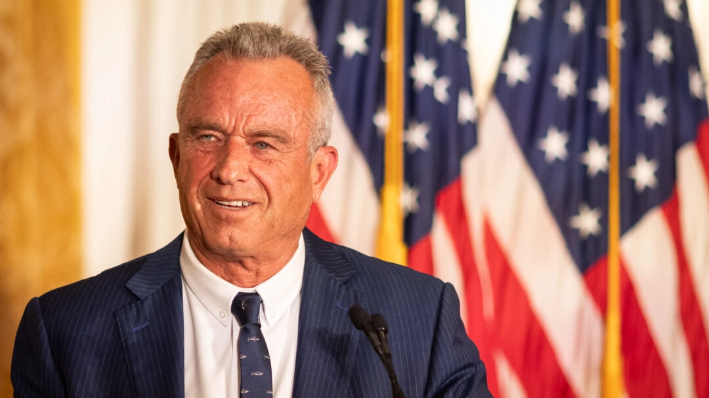 El candidato presidencial Robert F. Kennedy Jr. habla en la biblioteca Nixon, en Yorba Linda, California, el 12 de junio de 2024. (John Fredricks/The Epoch Times)