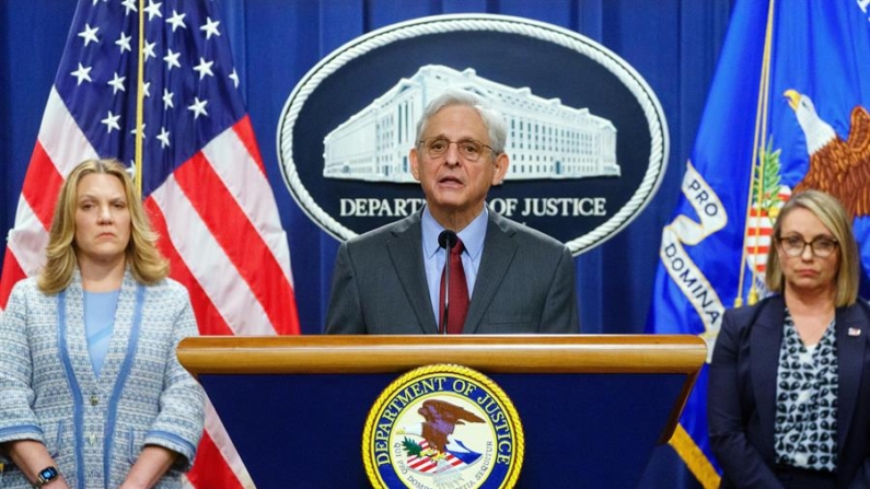 El fiscal general de EE.UU., Merrick Garland (c), habla durante una conferencia de prensa en el Departamento de Justicia, Washington DC, Estados Unidos, 27 de junio de 2024. EFE/Will Oliver 