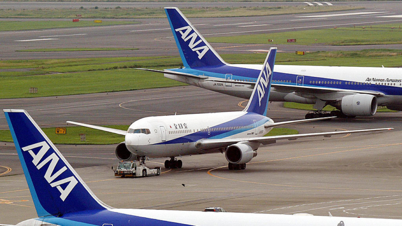 Un avión de All Nippon Airways (ANA) hace escala en el aeropuerto internacional de Tokio el 30 de junio de 2003. (Toshifumi Kitamura/AFP vía Getty Images)