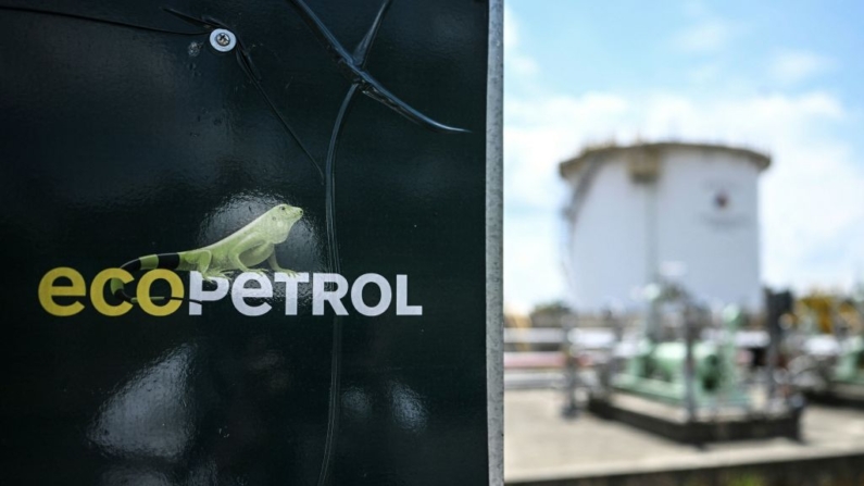 El logotipo de la compañía petrolera colombiana Ecopetrol se ve en un tanque de almacenamiento de petróleo crudo en la planta en Acacias, departamento del Meta, al sur de Bogotá el 10 de febrero de 2023. (Juan Barreto/AFP vía Getty Images)