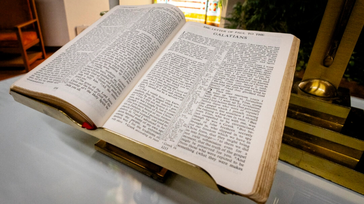 Una Biblia en la iglesia Surf City de Huntington Beach, California, el 20 de julio de 2023. (John Fredricks/The Epoch Times)