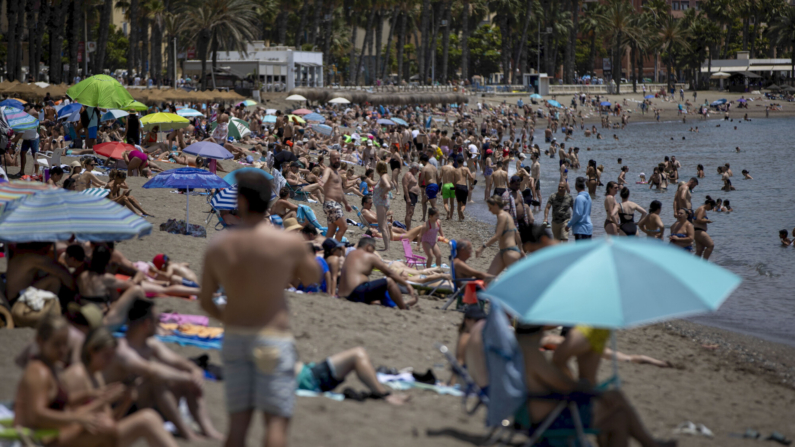 Imagen de archivo de la playa de la Malagueta (Málaga). EFE/ Jorge Zapata