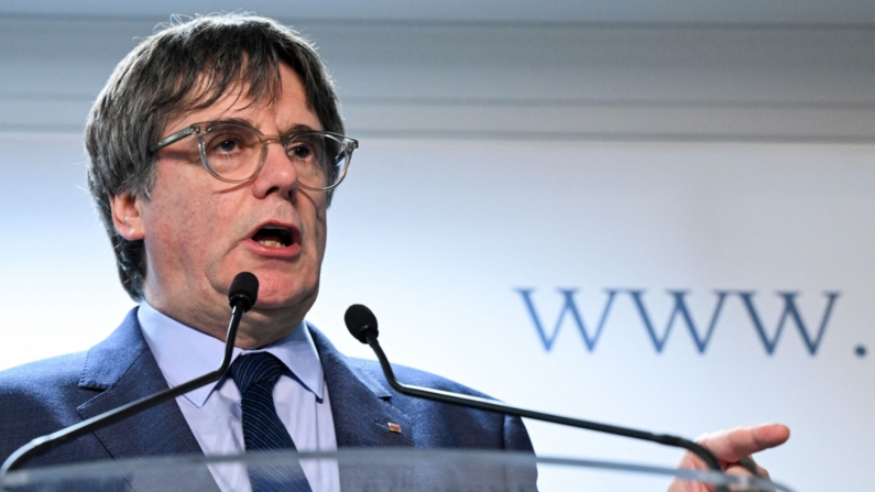 Imagen de archivo del exdirigente catalán y eurodiputado Carlos Puigdemont, actualmente prófugo de la justicia y fundador del partido Juntos por Cataluña, da una rueda de prensa tras concluir y firmar un acuerdo con el Partido Socialista Obrero Español (PSOE). (Foto de JOHN THYS/AFP vía Getty Images)