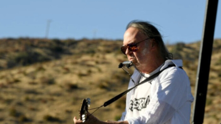 Neil Young y Crazy Horse cancelan el resto de su gira por enfermedad: «Aún no se recuperan del todo»