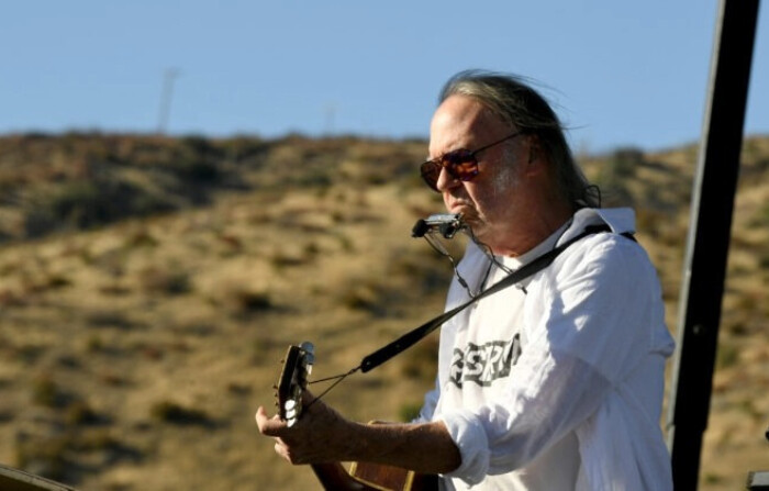 Neil Young actúa en Harvest Moon: A Gathering en beneficio de The Painted Turtle y The Bridge School en Painted Turtle Camp en Lake Hughes, California, el 14 de septiembre de 2019. (Kevin Winter/Getty Images)