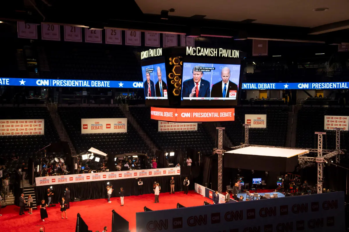 El expresidente Donald J. Trump y el presidente Joe Biden a través de una pantalla de la sala de giro durante el debate presidencial en Atlanta, Georgia, el 27 de junio de 2024. (Madalina Vasiliu/The Epoch Times)