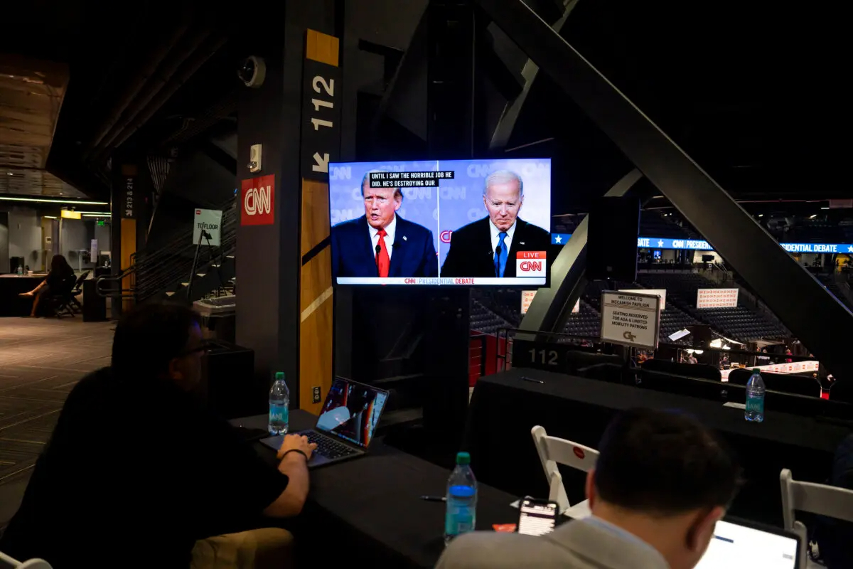 El ex presidente Donald J. Trump y el presidente Joe Biden a través de una pantalla del centro de archivo de medios durante el debate presidencial en Atlanta, Georgia, el 27 de junio de 2024. (Madalina Vasiliu/The Epoch Times)