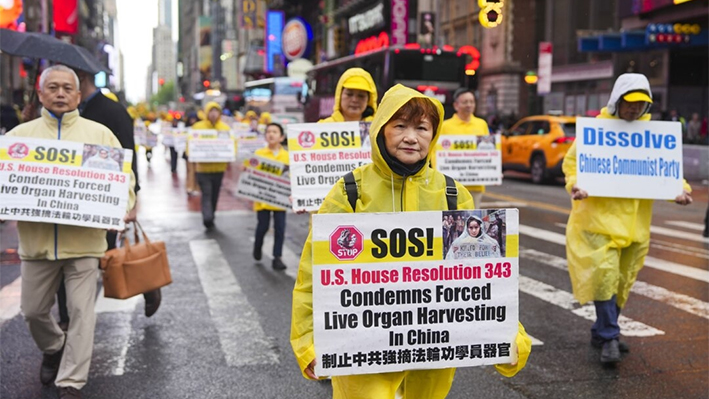 Practicantes de Falun Gong participan en un desfile para celebrar el Día Mundial de Falun Dafa mientras piden el fin de la persecución en China, en Nueva York, el 10 de mayo de 2024.(Samira Bouaou/The Epoch Times)
