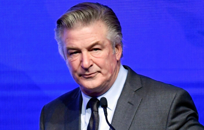 Alec Baldwin presenta la gala del premio Robert F. Kennedy Human Rights Ripple of Hope en el New York Hilton Midtown de Nueva York el 9 de diciembre de 2021. (Evan Agostini/Invision/AP Photo)
