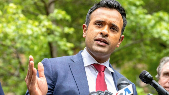 Vivek Ramaswamy habla en una conferencia de prensa frente al tribunal penal de Manhattan en Nueva York el 14 de mayo de 2024. (Stefan Jeremiah/AP Photo)