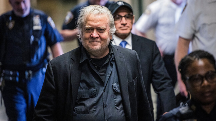 Steve Bannon, exasesor del presidente Donald Trump, llega a una comparecencia judicial en Nueva York el 25 de mayo de 2023. (Michael M. Santiago/Getty Images)
