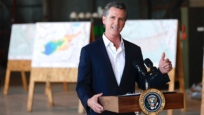 El gobernador de California, Gavin Newsom, hace declaraciones a la prensa tras un recorrido en helicóptero con el presidente de Estados Unidos, Joe Biden, por la zona del incendio de Caldor, en el aeropuerto de Mather, en Mather, California, el 13 de septiembre de 2021. (Justin Sullivan/Getty Images)