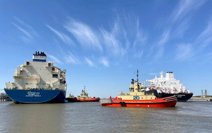 Un buque cisterna de GNL es guiado por remolcadores en la unidad de exportación de GNL de Cheniere Sabine Pass, en Cameron Parish, La., el 14 de abril de 2022. (Marcy de Luna/Reuters)