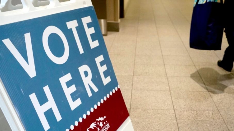 Votantes entran en un colegio electoral el día de las elecciones primarias, en Provo, Utah, el 5 de marzo de 2024. (George Frey/AFP vía Getty Images)