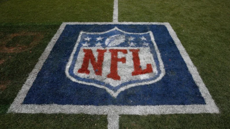 El logotipo de la NFL se muestra en el césped del Sports Authority Field at Mile High en Denver, Colorado, el 14 de septiembre de 2014. (Doug Pensinger/Getty Images)