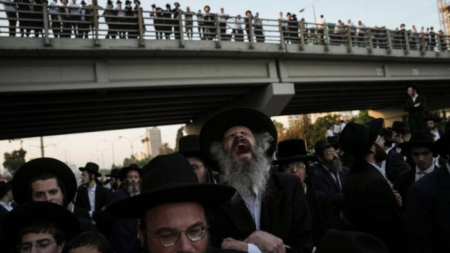Judíos ultraortodoxos protestan contra nueva normativa israelí sobre servicio militar obligatorio