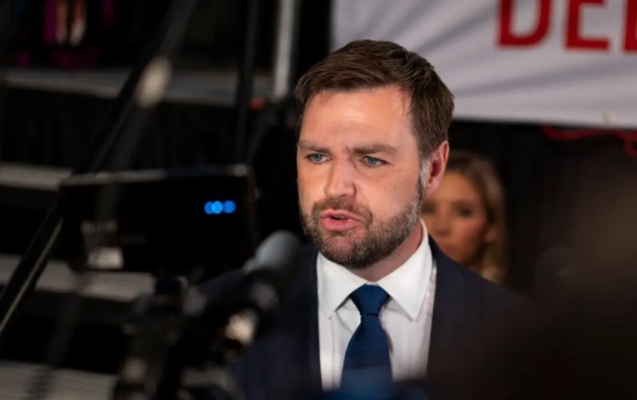 El senador J.D. Vance ( R-Ohio) habla con miembros de la prensa en la sala de spinning tras el debate presidencial entre el presidente Joe Biden y el expresidente Donald J. Trump en Atlanta, Georgia, el 27 de junio de 2024. (Madalina Vasiliu/The Epoch Times)