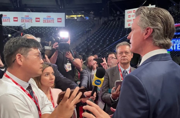 El gobernador de California, Gavin Newsom, habla con los periodistas en el Pabellón McCamish de Georgia Tech, cerca del lugar donde el presidente Joe Biden y el ex presidente Donald Trump debatirán en Atlanta, Georgia, el 27 de junio de 2024.